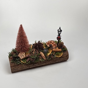 Bronz színű fenyővel, lámpaoszloppal, naranccsal és egyéb termésekkel is ékített adventi asztaldísz fahasábon , Karácsony, Adventi díszek, Adventi asztaldísz, Virágkötés, MESKA