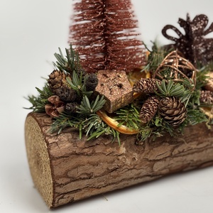 Bronz színű fenyővel, lámpaoszloppal, naranccsal és egyéb termésekkel is ékített adventi asztaldísz fahasábon  - karácsony - adventi díszek - adventi asztaldísz - Meska.hu