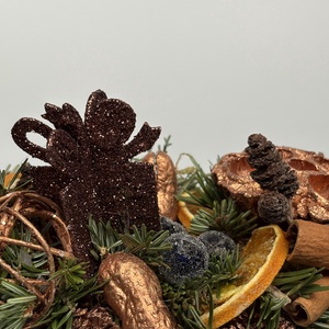 Bronz színű fenyővel, lámpaoszloppal, naranccsal és egyéb termésekkel is ékített adventi asztaldísz fahasábon  - karácsony - adventi díszek - adventi asztaldísz - Meska.hu