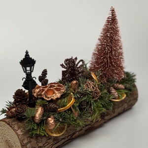 Bronz színű fenyővel, lámpaoszloppal, naranccsal és egyéb termésekkel is ékített adventi asztaldísz fahasábon  - karácsony - adventi díszek - adventi asztaldísz - Meska.hu