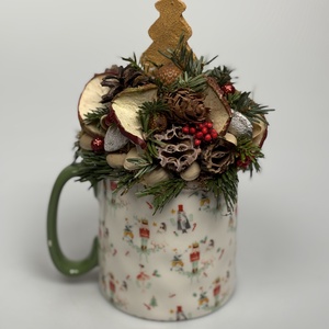 Karácsonyi életképekkel ékített bögrére épült, mézeskalács fenyőfa figura termésekkel és kellékekkel díszítve (XM-62) - karácsony - adventi díszek - adventi asztaldísz - Meska.hu