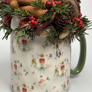 Karácsonyi életképekkel ékített bögrére épült, mézeskalács fenyőfa figura termésekkel és kellékekkel díszítve (XM-62) - karácsony - adventi díszek - adventi asztaldísz - Meska.hu