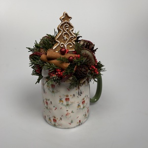 Karácsonyi életképekkel ékített bögrére épült, mézeskalács fenyőfa figura termésekkel és kellékekkel díszítve (XM-62) - Meska.hu