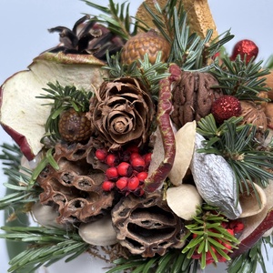 Karácsonyi életképekkel ékített bögrére épült, mézeskalács fenyőfa figura termésekkel és kellékekkel díszítve (XM-62) - karácsony - adventi díszek - adventi asztaldísz - Meska.hu