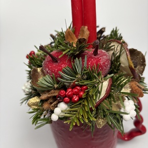 Piros karácsonyi bögrére épült, 2 piros ceruzagyertyával díszített adventi asztaldísz (XM-64) - karácsony - adventi díszek - adventi asztaldísz - Meska.hu