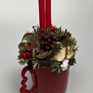 Piros karácsonyi bögrére épült, 2 piros ceruzagyertyával díszített adventi asztaldísz (XM-64) - karácsony - adventi díszek - adventi asztaldísz - Meska.hu