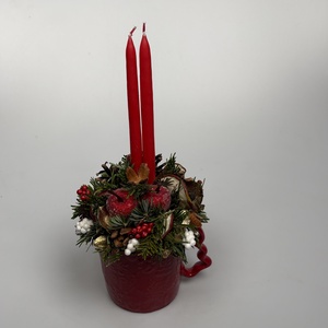 Piros karácsonyi bögrére épült, 2 piros ceruzagyertyával díszített adventi asztaldísz (XM-64) - Meska.hu