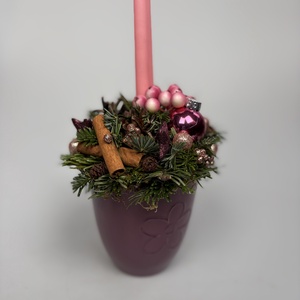 Mályva színű bögrére épült, 2 rózsaszín ceruzagyertyával díszített adventi asztaldísz (XM-65) - Meska.hu