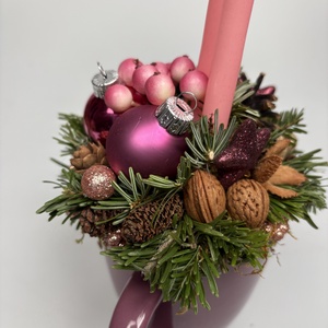 Mályva színű bögrére épült, 2 rózsaszín ceruzagyertyával díszített adventi asztaldísz (XM-65) - karácsony - adventi díszek - adventi asztaldísz - Meska.hu