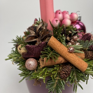 Mályva színű bögrére épült, 2 rózsaszín ceruzagyertyával díszített adventi asztaldísz (XM-65) - karácsony - adventi díszek - adventi asztaldísz - Meska.hu