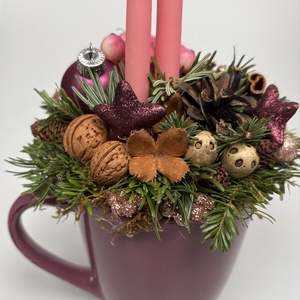 Mályva színű bögrére épült, 2 rózsaszín ceruzagyertyával díszített adventi asztaldísz (XM-65) - karácsony - adventi díszek - adventi asztaldísz - Meska.hu