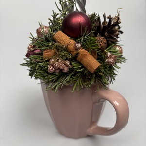 Epresjoghurt színű bögrére épült, 2 ezüst csavart gyertyával díszített adventi asztaldísz (XM-66) - karácsony - adventi díszek - adventi asztaldísz - Meska.hu