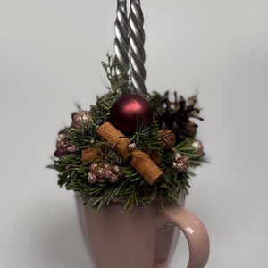 Epresjoghurt színű bögrére épült, 2 ezüst csavart gyertyával díszített adventi asztaldísz (XM-66) - Meska.hu