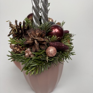 Epresjoghurt színű bögrére épült, 2 ezüst csavart gyertyával díszített adventi asztaldísz (XM-66) - karácsony - adventi díszek - adventi asztaldísz - Meska.hu