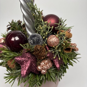 Epresjoghurt színű bögrére épült, 2 ezüst csavart gyertyával díszített adventi asztaldísz (XM-66) - karácsony - adventi díszek - adventi asztaldísz - Meska.hu