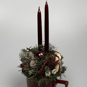 Burgundi vörös színű bögrére épült, 2 bordó ceruzagyertyával díszített adventi asztaldísz (XM-67) - Meska.hu