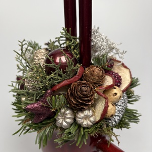 Burgundi vörös színű bögrére épült, 2 bordó ceruzagyertyával díszített adventi asztaldísz (XM-67) - karácsony - adventi díszek - adventi asztaldísz - Meska.hu
