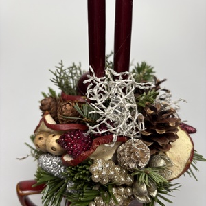 Burgundi vörös színű bögrére épült, 2 bordó ceruzagyertyával díszített adventi asztaldísz (XM-67) - karácsony - adventi díszek - adventi asztaldísz - Meska.hu