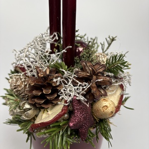 Burgundi vörös színű bögrére épült, 2 bordó ceruzagyertyával díszített adventi asztaldísz (XM-67) - karácsony - adventi díszek - adventi asztaldísz - Meska.hu