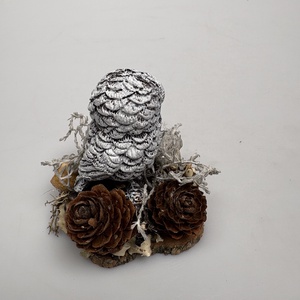 Újévi fogadalom teljesítéséhez segítséget nyújtó, faszeletre telepedett fehér baglyos téli pöttöm asztaldísz  - otthon & életmód - dekoráció - virágdísz és tartó - csokor & virágdísz - Meska.hu