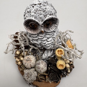 Újévi fogadalom teljesítéséhez segítséget nyújtó, faszeletre telepedett fehér baglyos téli pöttöm asztaldísz  - otthon & életmód - dekoráció - virágdísz és tartó - csokor & virágdísz - Meska.hu