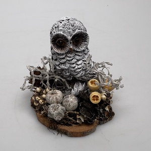 Újévi fogadalom teljesítéséhez segítséget nyújtó, faszeletre telepedett fehér baglyos téli pöttöm asztaldísz  - Meska.hu