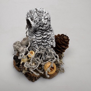 Újévi fogadalom teljesítéséhez segítséget nyújtó, faszeletre telepedett fehér baglyos téli pöttöm asztaldísz  - otthon & életmód - dekoráció - virágdísz és tartó - csokor & virágdísz - Meska.hu