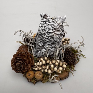 Újévi fogadalom teljesítéséhez segítséget nyújtó, faszeletre telepedett bozontos szemöldökű baglyos téli asztaldísz  - otthon & életmód - dekoráció - virágdísz és tartó - csokor & virágdísz - Meska.hu