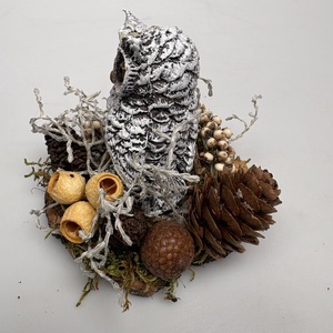 Újévi fogadalom teljesítéséhez segítséget nyújtó, faszeletre telepedett bozontos szemöldökű baglyos téli asztaldísz  - otthon & életmód - dekoráció - virágdísz és tartó - csokor & virágdísz - Meska.hu