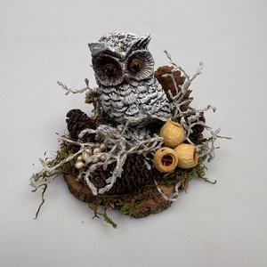 Újévi fogadalom teljesítéséhez segítséget nyújtó, faszeletre telepedett bozontos szemöldökű baglyos téli asztaldísz  - Meska.hu