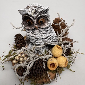Újévi fogadalom teljesítéséhez segítséget nyújtó, faszeletre telepedett bozontos szemöldökű baglyos téli asztaldísz  - otthon & életmód - dekoráció - virágdísz és tartó - csokor & virágdísz - Meska.hu
