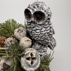 Újévi fogadalom teljesítéséhez segítséget nyújtó, magaslaton pihenő fehér baglyos téli asztaldísz  - otthon & életmód - dekoráció - virágdísz és tartó - csokor & virágdísz - Meska.hu