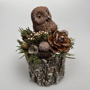 2 újévi fogadalom egy csapásra egy cédrusrózsa mellett balra pihenő barna baglyos téli asztaldísz segítségével - Meska.hu