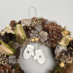 Kesztyűs kézzel - síkalapos terméskopogtató egy pár bájos fehér, himbálózó fakesztyűvel  - otthon & életmód - dekoráció - ajtó- és ablak dekoráció - ajtódísz & kopogtató - Meska.hu