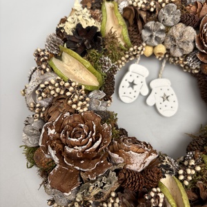 Kesztyűs kézzel - síkalapos terméskopogtató egy pár bájos fehér, himbálózó fakesztyűvel  - otthon & életmód - dekoráció - ajtó- és ablak dekoráció - ajtódísz & kopogtató - Meska.hu