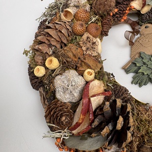 Madáretető - síkalapos terméskopogtató az eleségben gyönyörködő, himbálózó madárkával  - otthon & életmód - dekoráció - ajtó- és ablak dekoráció - ajtódísz & kopogtató - Meska.hu