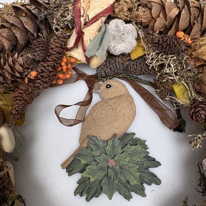 Madáretető - síkalapos terméskopogtató az eleségben gyönyörködő, himbálózó madárkával  - otthon & életmód - dekoráció - ajtó- és ablak dekoráció - ajtódísz & kopogtató - Meska.hu