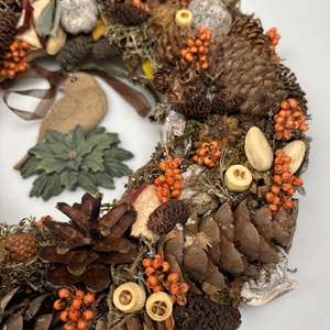 Madáretető - síkalapos terméskopogtató az eleségben gyönyörködő, himbálózó madárkával  - otthon & életmód - dekoráció - ajtó- és ablak dekoráció - ajtódísz & kopogtató - Meska.hu