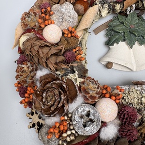 Narancssárga bogyós, síkalapos terméskopogtató himbálózó fehér harangokkal  - otthon & életmód - dekoráció - ajtó- és ablak dekoráció - ajtódísz & kopogtató - Meska.hu