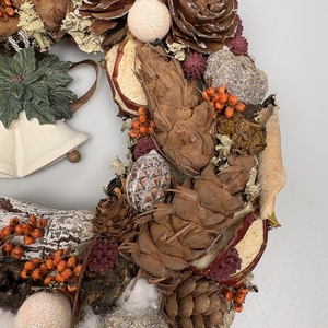 Narancssárga bogyós, síkalapos terméskopogtató himbálózó fehér harangokkal  - otthon & életmód - dekoráció - ajtó- és ablak dekoráció - ajtódísz & kopogtató - Meska.hu