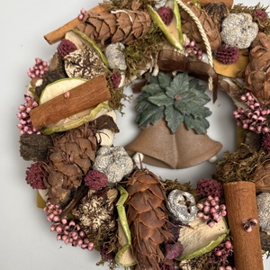 Pinka - harangocska, síkalapos terméskopogtató himbálózó, barna csengőkkel  - otthon & életmód - dekoráció - ajtó- és ablak dekoráció - ajtódísz & kopogtató - Meska.hu