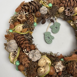 Bogyós, síkalapos terméskopogtató egy pár vagányan himbálózó türkiz zöld kesztyűvel   - otthon & életmód - dekoráció - ajtó- és ablak dekoráció - ajtódísz & kopogtató - Meska.hu