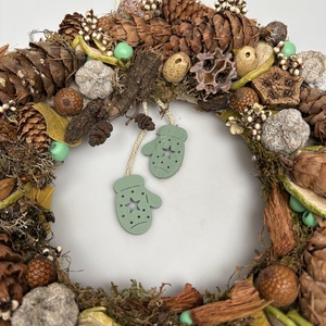 Bogyós, síkalapos terméskopogtató egy pár vagányan himbálózó türkiz zöld kesztyűvel   - otthon & életmód - dekoráció - ajtó- és ablak dekoráció - ajtódísz & kopogtató - Meska.hu