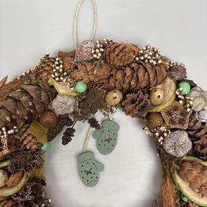 Bogyós, síkalapos terméskopogtató egy pár vagányan himbálózó türkiz zöld kesztyűvel   - otthon & életmód - dekoráció - ajtó- és ablak dekoráció - ajtódísz & kopogtató - Meska.hu