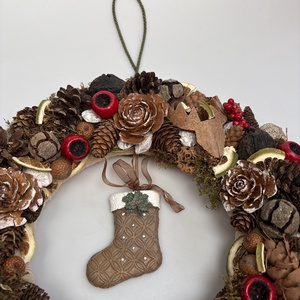 Bakancslista - többévszakos terméskopogtató egy lelkesen himbálózó barna bakanccsal   - otthon & életmód - dekoráció - ajtó- és ablak dekoráció - ajtódísz & kopogtató - Meska.hu