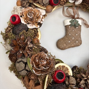 Bakancslista - többévszakos terméskopogtató egy lelkesen himbálózó barna bakanccsal   - otthon & életmód - dekoráció - ajtó- és ablak dekoráció - ajtódísz & kopogtató - Meska.hu