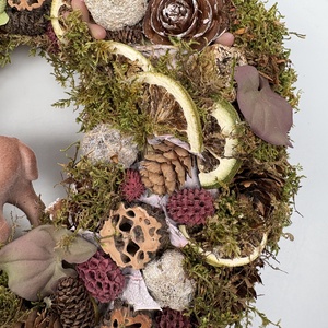 Szarvas a hegyormon- természközeli hangulatú, többévszakos, szalmaalapos tartós kopogtató - otthon & életmód - dekoráció - ajtó- és ablak dekoráció - ajtódísz & kopogtató - Meska.hu