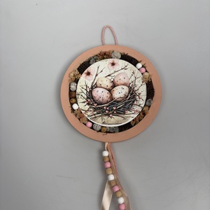 Fészekben - a Lógótálca Maxi Kollekció ajtódísz kínálatából fészekben időző tojásokkal és gyöngy-szalaguszállyal   - otthon & életmód - virágdekoráció - virágdíszek - dekor koszorúk, kopogtatók - Meska.hu