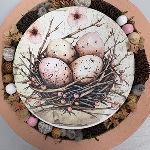 Fészekben - a Lógótálca Maxi Kollekció ajtódísz kínálatából fészekben időző tojásokkal és gyöngy-szalaguszállyal   - otthon & életmód - virágdekoráció - virágdíszek - dekor koszorúk, kopogtatók - Meska.hu
