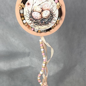 Fészekben - a Lógótálca Maxi Kollekció ajtódísz kínálatából fészekben időző tojásokkal és gyöngy-szalaguszállyal  , Otthon & Életmód, Virágdekoráció, Virágdíszek, Dekor koszorúk, kopogtatók, Virágkötés, MESKA